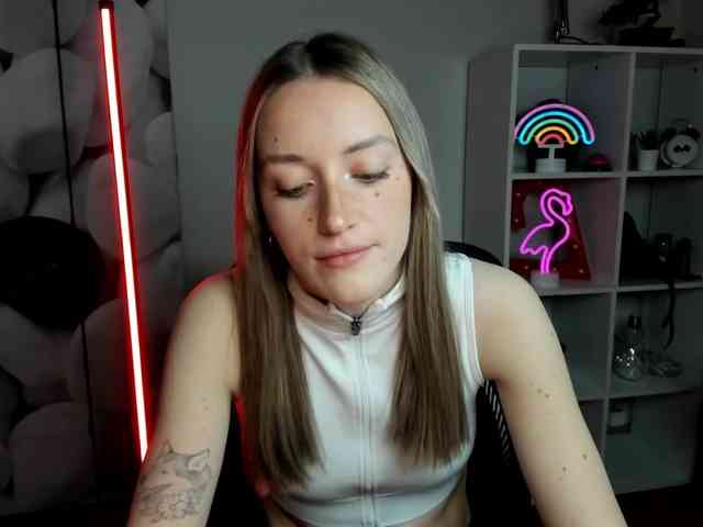 EvelynBlond26 webcam