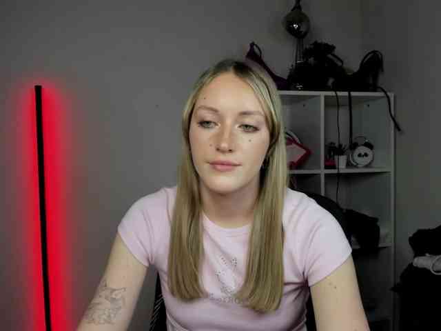 EvelynBlond26 webcam