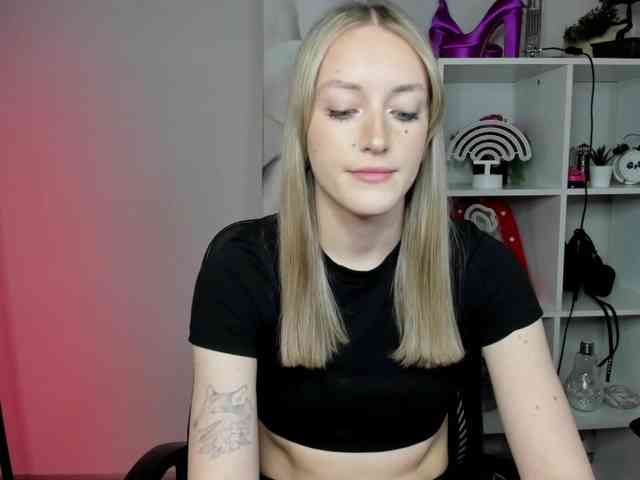 EvelynBlond26 webcam