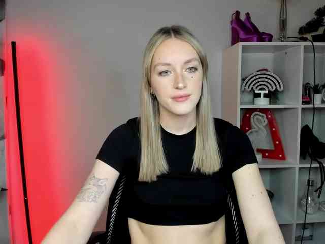 EvelynBlond26 webcam