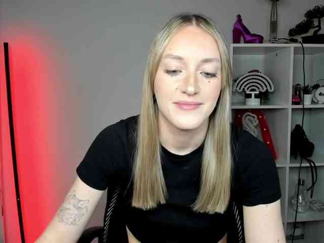 EvelynBlond26 webcam