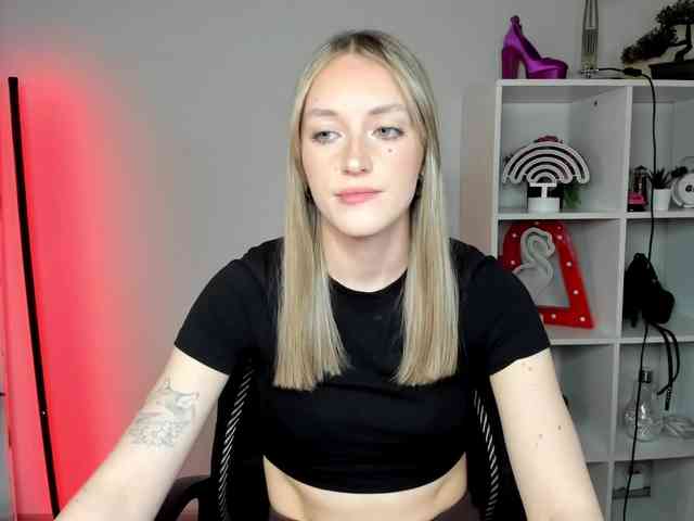 EvelynBlond26 webcam
