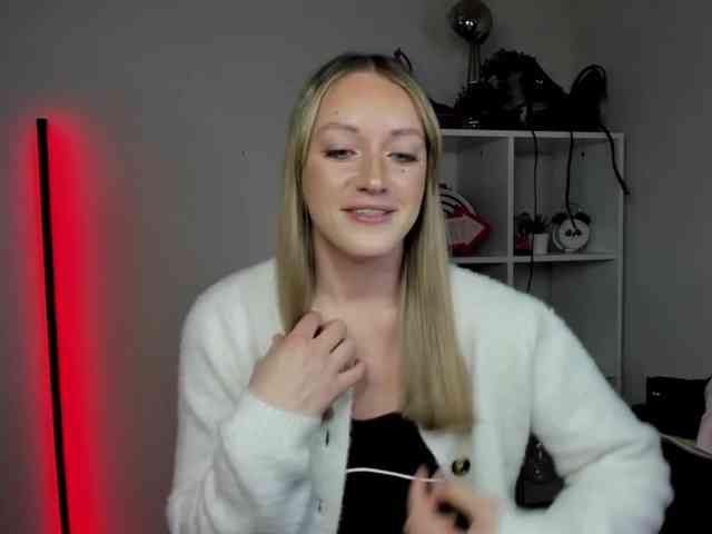 EvelynBlond26 webcam