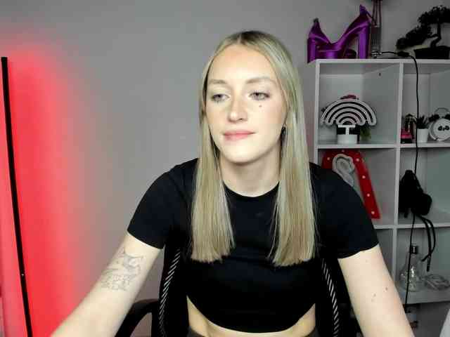 EvelynBlond26 webcam