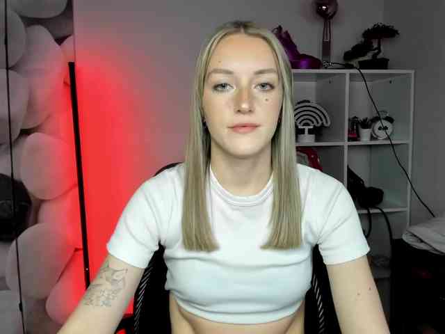 EvelynBlond26 webcam