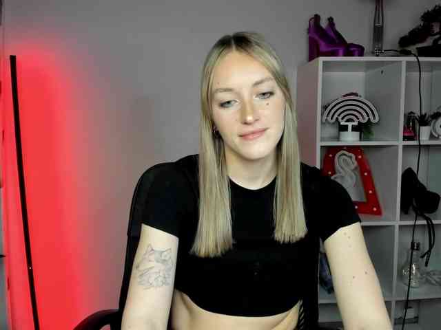 EvelynBlond26 webcam