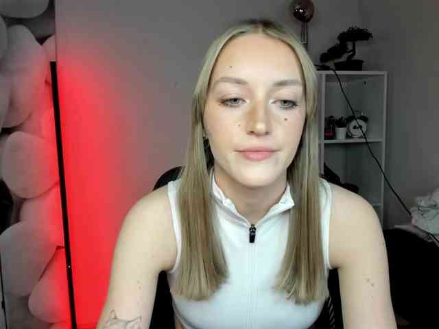 EvelynBlond26 webcam