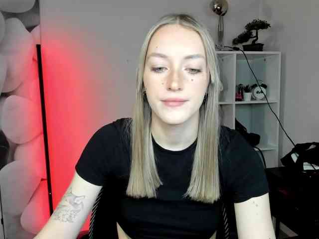 EvelynBlond26 webcam