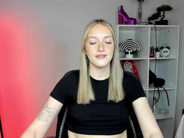 EvelynBlond26 webcam