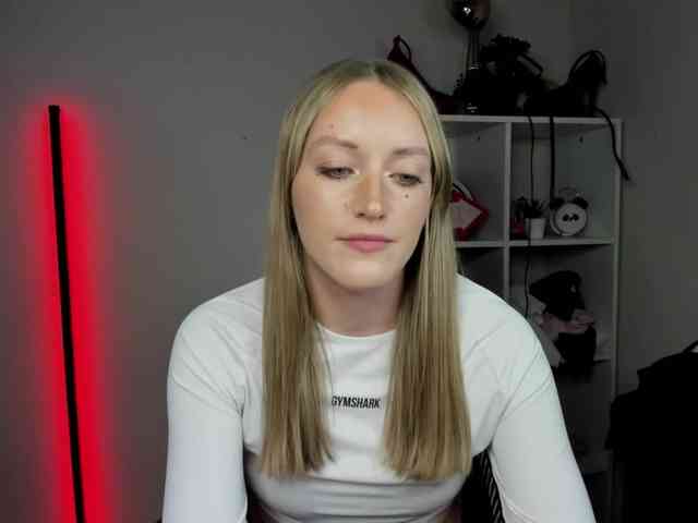 EvelynBlond26 webcam