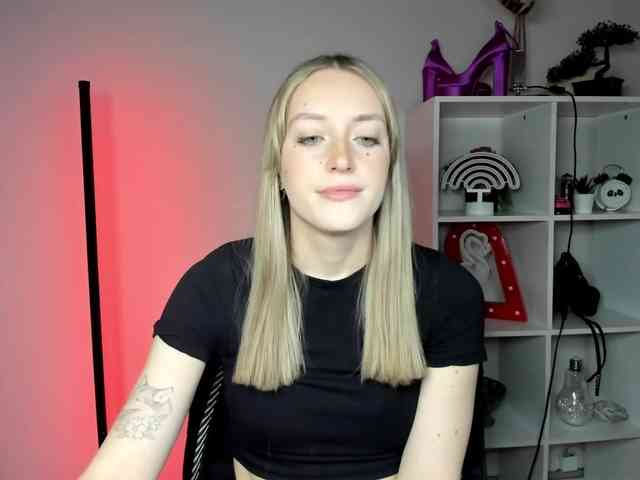 EvelynBlond26 webcam