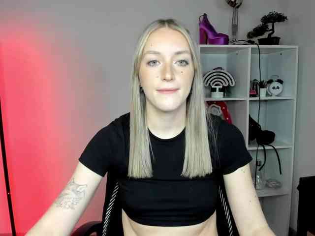 EvelynBlond26 webcam