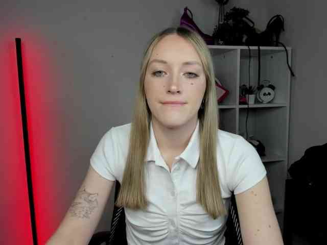EvelynBlond26 webcam