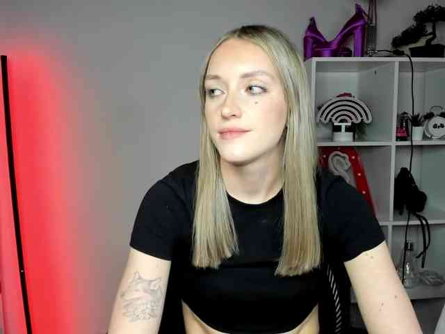 EvelynBlond26 webcam