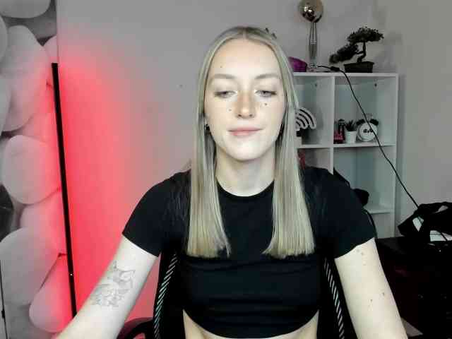 EvelynBlond26 webcam