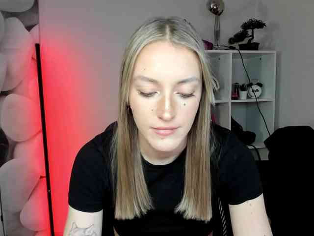 EvelynBlond26 webcam