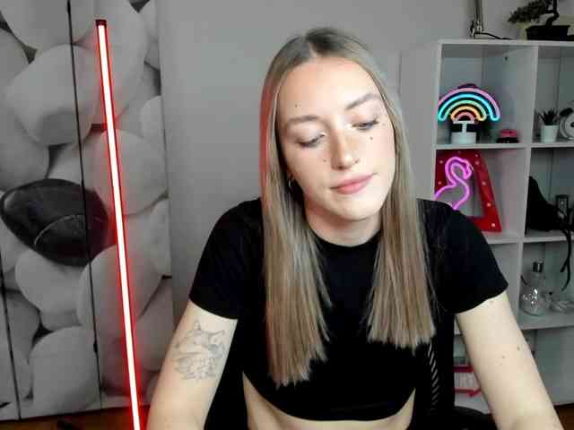 EvelynBlond26 webcam
