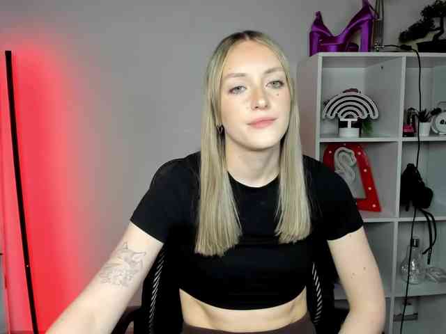 EvelynBlond26 webcam