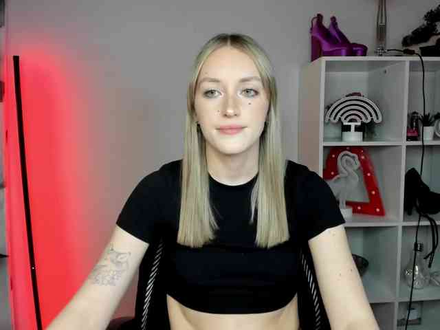EvelynBlond26 webcam