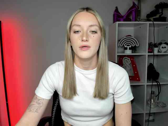 EvelynBlond26 webcam