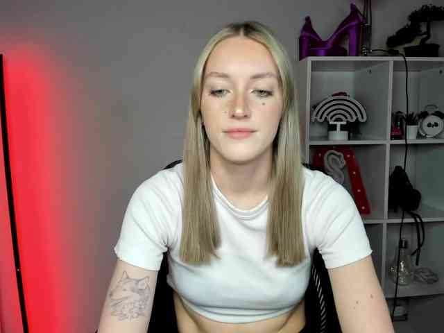 EvelynBlond26 webcam