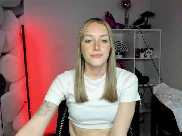 EvelynBlond26 webcam