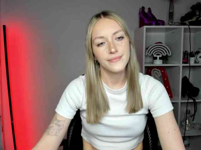 EvelynBlond26 webcam