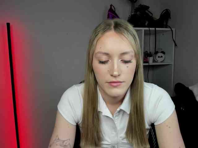 EvelynBlond26 webcam