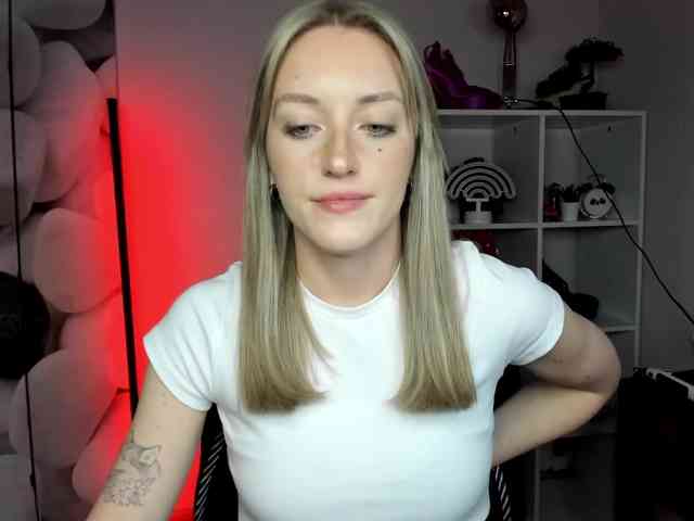 EvelynBlond26 webcam