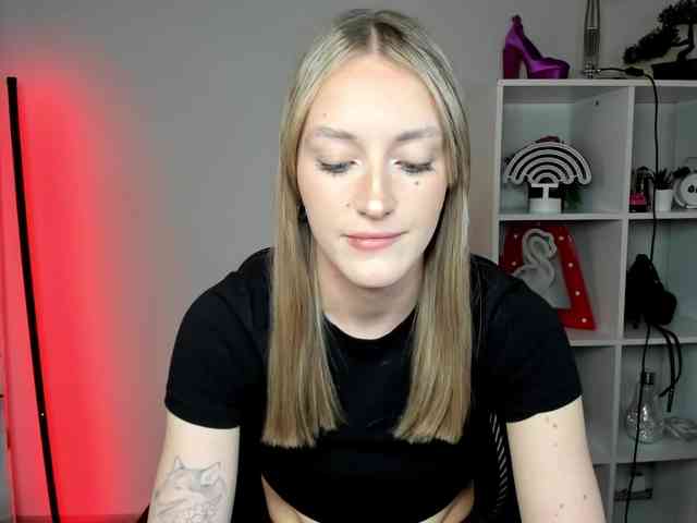 EvelynBlond26 webcam