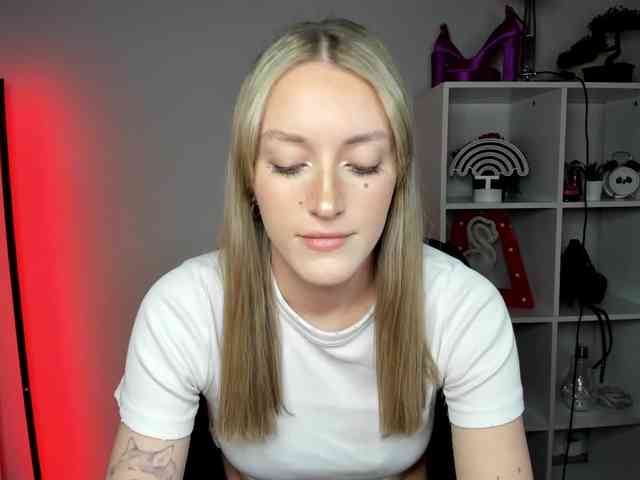 EvelynBlond26 webcam