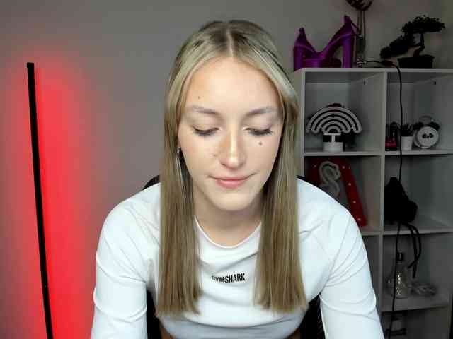 EvelynBlond26 webcam