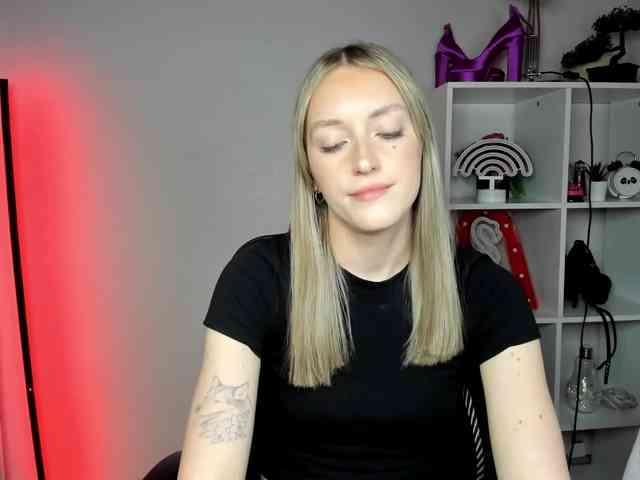 EvelynBlond26 webcam
