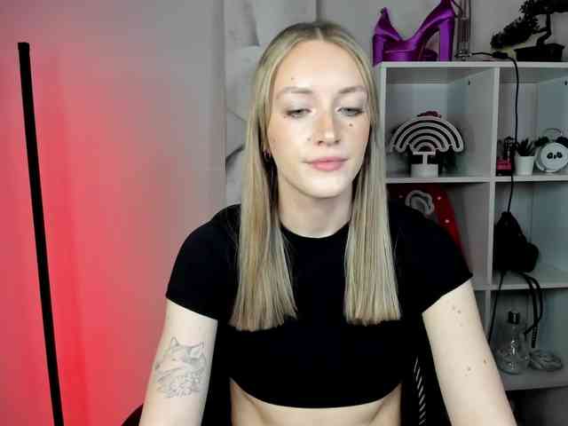 EvelynBlond26 webcam