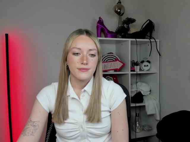 EvelynBlond26 webcam