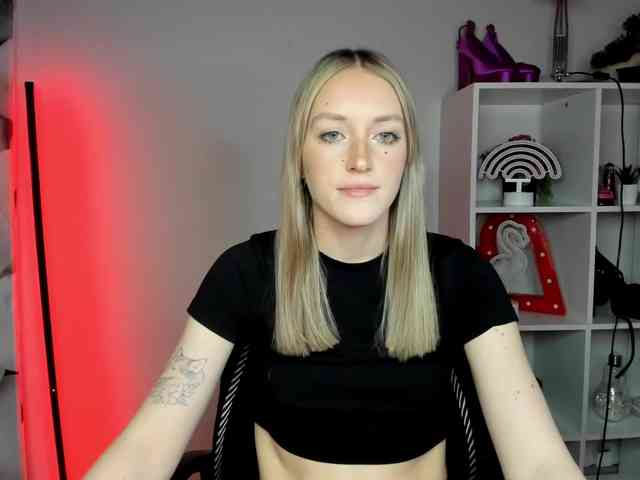 EvelynBlond26 webcam