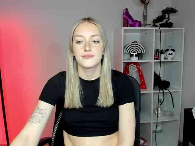 EvelynBlond26 webcam