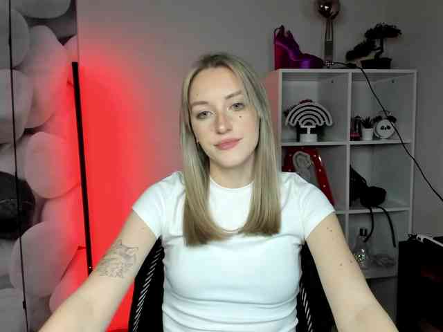 EvelynBlond26 webcam