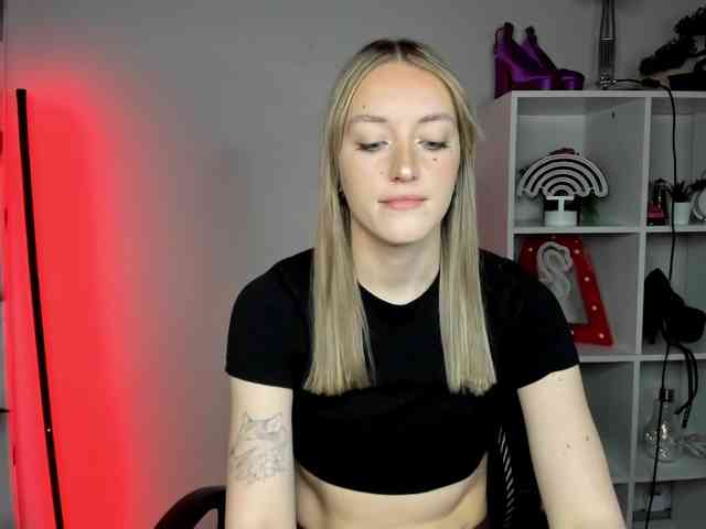 EvelynBlond26 webcam