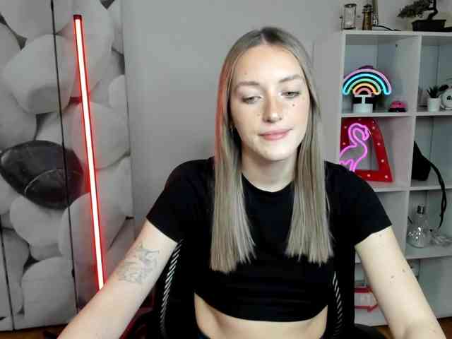 EvelynBlond26 webcam