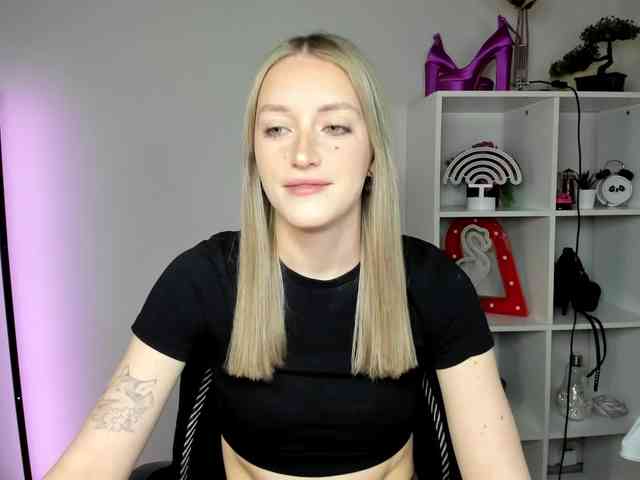 EvelynBlond26 webcam