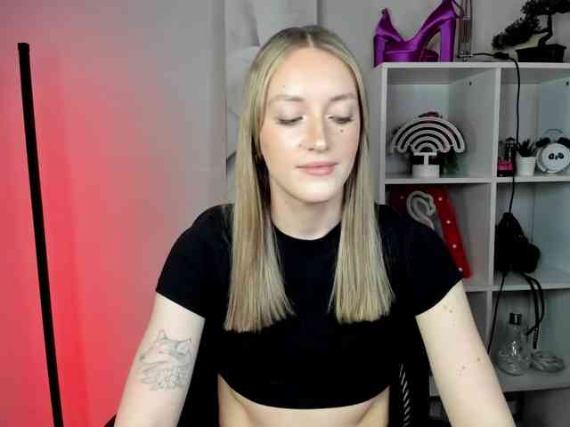 EvelynBlond26 webcam