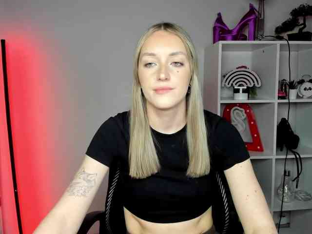 EvelynBlond26 webcam