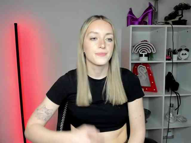 EvelynBlond Live Webcam on BongaCams