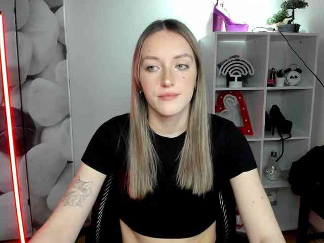EvelynBlond26 webcam