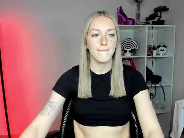 EvelynBlond26 webcam