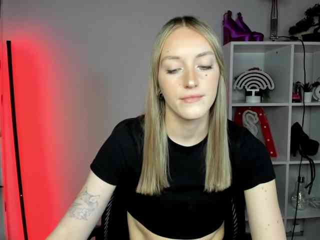 EvelynBlond26 webcam