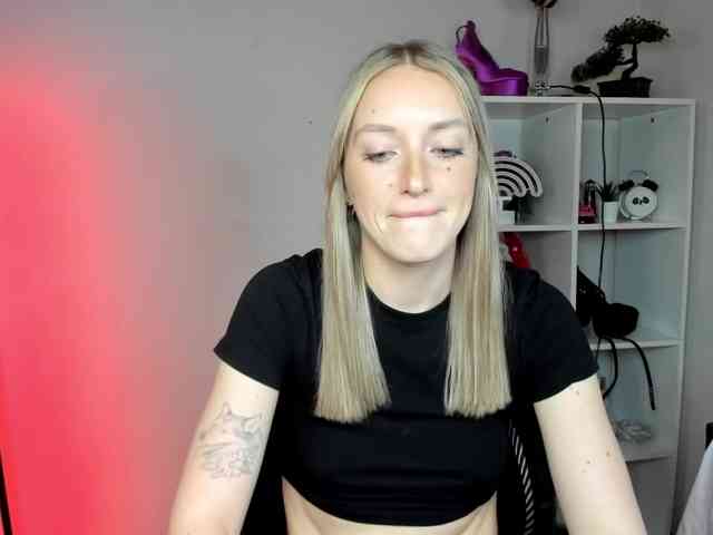 EvelynBlond26 webcam