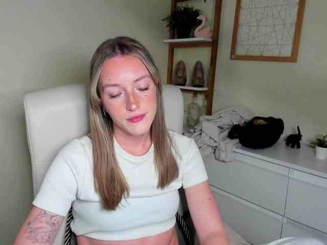 EvelynBlond26 webcam