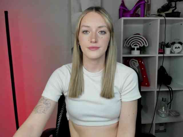 EvelynBlond26 webcam